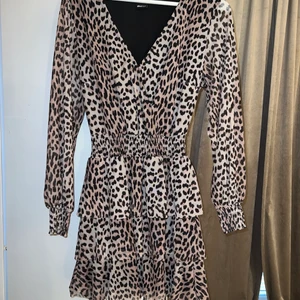 Klänning  - Säljer denna klänning aldrig använd ifrån Gina