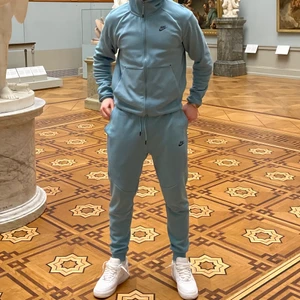 Nike Tech Fleece tracksuit baby blue - Hoodie Storlek M Byxor storlek L men tvättat i för hög värme och krympt så passar mer som S och M. Dragkedjan går ej att knäppas upp så man tar på sig tröjan över huvudet. Annars 8/10 skick!! Sällsynt plagg, pruta inte