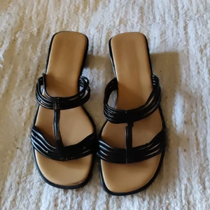 Sandalett i svart - Lätt sandalett i svart. Skön innersula.