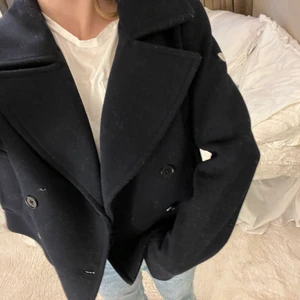 Kappa - Säljer denna korta kappa ifrån superdry knappt använd i str 38 nypris 1400