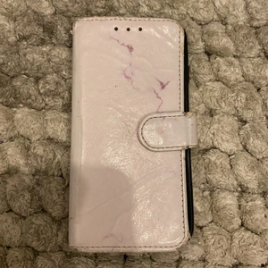 Mobilskal - Det är ett till mobilskal som är till iPhone 6s och det är väldigt bra att ha och man kan sätta sitt kort eller pengar i fodralet😺 Mycket smart att ha om man skulle ha en iPhone 6s!❤️ ⚠️skyddar super bra!⚠️