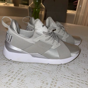 Puma skor - Säljer ett par jätte fina skor från Puma i storlek 38. Då jag tyvärr insett att dom är lite för små för mig (Eftersom jag har breda fötter) annars en vanlig 38:a. Så dom har bara blivit liggandes. Finns i Kungälv/Göteborg men kan fraktas då köpare står för frakt. 300kr 