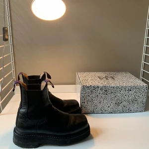 Eytys Ortega Boots strl 37, 1000kr - Eytys Ortega Boots i svart (strl 37k) säljes. Inköpta för 4000kr på Vallgatan i Göteborg. OBS! Bootsen är i använt skick och har repor bla längst fram på tåspetsen (se bild 3). Original kartong medföljer. För fler bilder/mer info skriv i chatten. Jag kan mötas upp i Göteborg alternativt skicka spårbart på köparens räkning. 