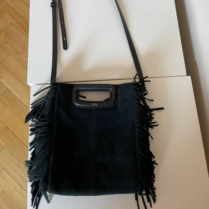 Maje väska - Söt Maje väska. Lite använd men fortfarande i väldigt bra skick. Pytte lite slitningar på mockan men inget man tänker på. Kan diskutera priset.