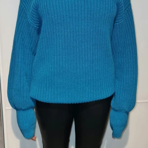 Blå långärmad polotröja från H&M  - Blå långärmad polotröja från H&M storlek 34. väldigt bekväm💗. Har bara använt den två gånger 