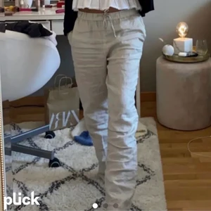 Linnebyxor - Säljer dessa jätte snygga linnebyxor från hm🤩 Byxorna är förstora för mig där av att jag säljer dom❤️😁 Hör av för frågor eller privata bilder❤️