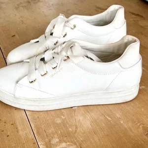 Gant skor  - Snygga Gantskor köpta i höstas! Bra skick, men lite smutsiga nertill (går att torka av). Strl 40, passar även 39. Nypris: 1200kr    Mitt pris: 300kr + frakt 66kr