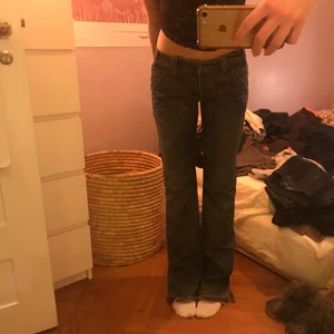 Blå bootcut jeans - Blå bootcut jeans köpta här på Plick! 