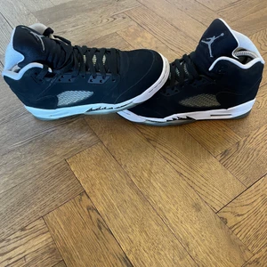 Jordan 5 oreo og - Säljer då de inte kommer till använding. De är ovanliga då det är 2013 modellen. Skorna är i storlek 40 och är i befintligt skick, nypris på de är runt 3000kr på stockx. Priset är lågt då det saknas orginal box och säljs i begangnat skick, då det finns en skada på skon(syns inte på bild). Kan skicka fler bilder om önskas. Köparen står för fraktkostnaden📦