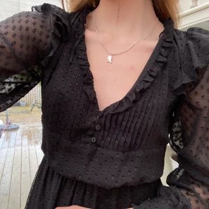 Zara klänning - Intressekoll på denna superfina klänningen från Zara! I helt nyskick med prislapp kvar. Säljer endast vid bra bud. Storlek M, jag är 175 cm lång💕