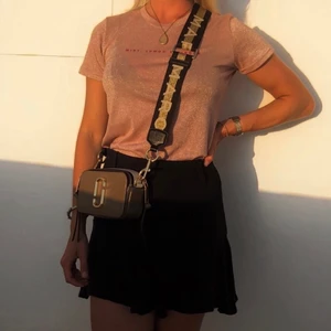 Marc Jacobs Axelremsväska  - Intressekoll axelremsväska från Marc Jacobs. Välvårdad i superfint skick! Inköpt för 3699kr