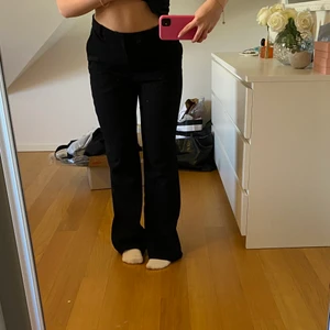 Kostymbyxor - Säljer dessa super snygga kostymbyxor då dem blivit förstora. Jag är 162 men skulle även passa någon längre då dem är lite långa på mig. Dem har gått sönder lite som man ser på sista bilden men det är inget som syns när man har på sig dem då det är på insidan av byxan. Storlek 38, buda! 🤍