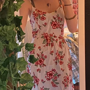 klänning - söt sommar klänning med blomdetaljer, använd väldigt få gånger, justerbara axelband💛