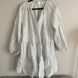 Tunika Medium - Blå-vitrandig tunika från H&M. storlek m. Nyskick.