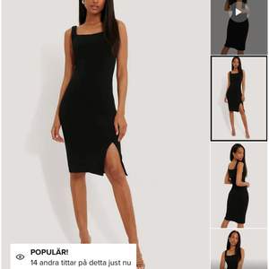 Säljer min klänning från NAKD🤩 Den är helt oanvänd och lappen sitter till o med kvar. (se bild två) Orginalpriset är 379 kr men jag säljer den för 180 kr💖 köparen står även för frakten☺️❤️