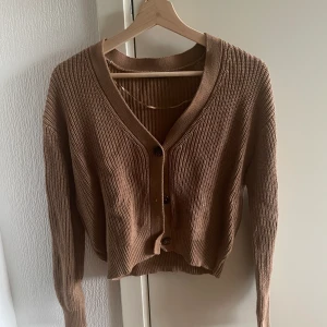 Brun Kofta - Brun kofta från Lager 157. Storlek XS men passar från xs-m (är själv M) Kan frakta i hela Sverige eller mötas upp i Malmö. Köparen står för frakt.