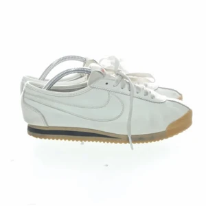 Nike Cortez - Vintage nike cortez skor, hyfsat svåra att få tag på! väl använda men i ok skick, går nog att fixa upp om man har tid och ork, storlek 38,5, säljes då jag ej använt de på länge