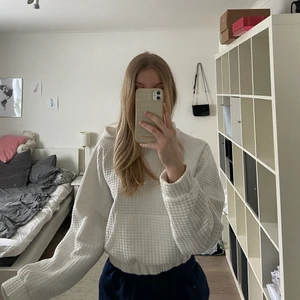 Vit hoodie i häftigt material  - En vit hoddie i ”rutigt” material säljes i storlek S. Köptes från Chiquelle. Croppad modell med luva och ficka, finns hål för snören men jag tog bort dem för att jag tyckte att det var finare utan. Kan skicka bild på det för de som är intresserade ☺️