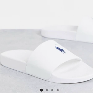 Ralph Lauren toffla - Säljer flertalet nya och oanvända tofflor från Ralph Lauren. Nypris 609kr.