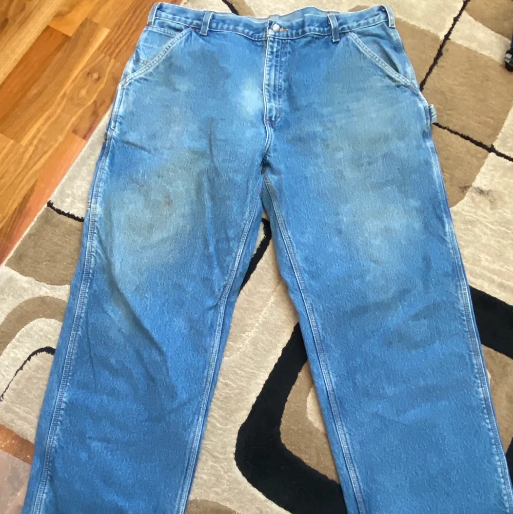 riktigt snygga vintage carpenter jeans från carhartt som är ganska annda men riktigt snygga öndå. funkar ej priset lägg ett bud eller ge ett byte. finns ingen storlekslapp men funkar på dom som gillar lite större byxor. Jeans & Byxor.