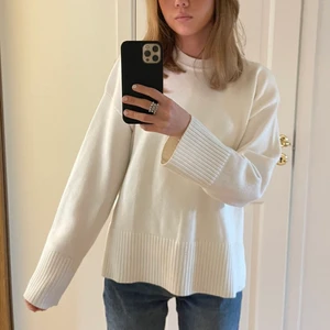 Stickad tröja  - Superfin stickad tröja från Zara, använd ca 3 ggr och finns inga tecken på användning💞 Köpte den i vintras med nypris 399