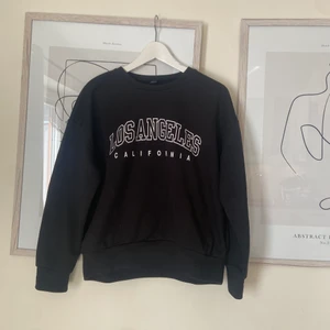 Sweatshirt  - Sweatshirt från Shein som tyvärr blev i fel storlek. Jätteskönt material. Storlek M men skulle säga att den är mer som ett S. Köparen står för ev frakt.❤️‍🔥