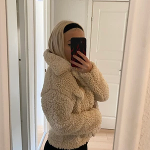 TEDDY JACKA - En mysig teddy jacka som knappt är använd!