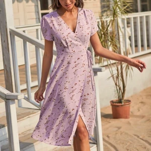 Oanvänd omlott klänning - Superfin sommarklänning som tyvärr aldrig kommit till användning.  Klänningen är i nyskick.  Storlek 38.