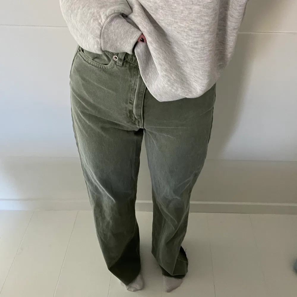 gröna jeans från dr denim. påminner om cargo pants 💕. Jeans & Byxor.