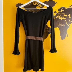 Ny svart tröja/klänning från Forever21 - Ca 70kcm lång. Det står storlek M på men jag skulle säga att den snarare passar 36-38. Bältet tillhör inte klänningen men kan fås på köpet. Hämtas i Hornstull eller skickas mot porto (57kr spårbart) 🌸