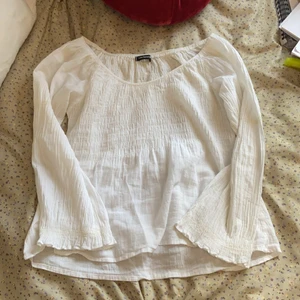 Blus  - Jätte fin vit blus till sommar/vår. Står inte storlek men skulle säga att den passar S/M. Aldrig använd och säljer för 90 kr plus frakt, om inte högre bud!