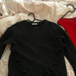 Tjocktröja med volanger  - En väldigt fin tröja med volanger som på bilden köpt på Nelly , storlek m. Nypris 500kr säljer den för 300kr då ingår spårbar frakt 