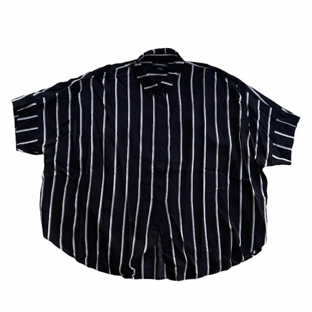 En vit/svart/brun randig skjorta från Monki. Mycket bekväm med ett jättefint fall! . Skjortor.