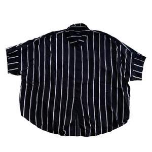 En vit/svart/brun randig skjorta från Monki. Mycket bekväm med ett jättefint fall! 