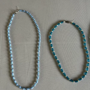 Halsband  - Handgjorda halsband av pärlor. Kostar 40kr styck + frakt. Finns att få i flera färger och längder, det är bara att höra av sig och önska färg och längd. 