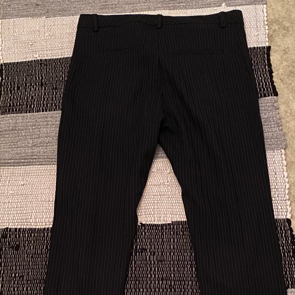 Low waisted kostymbyxor med färgen black panni (st: 27!) oanvända eftersom byxorna blev för små. Perfekt skick samt inget spår av användning💕. Jeans & Byxor.