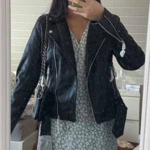 Skinnjacka - Säljer denna superfina korta skinnjackan från nelly!🖤 Går enkelt att knyta snyggt och i stretchigt material.