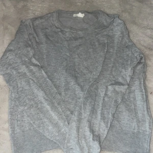 H&m storlek M - Fått av någon fin grå färg ej andvänd vad jag vet, passar som storlek s