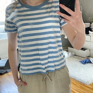 Blå randig t shirt  - Säljer denna blå randiga t shirten från zara. Tröjan är otroligt bekväm och är sparsamt använd. Den är i storlek xs och priset är 50kr.