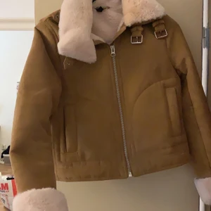 Jacka  - Helt ny jacka i stl 34, även fluffig o varm inuti