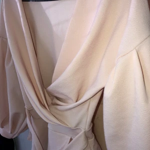 Pris kan diskuteras  - En liknande blus som den andra jag säljer bara att den här har kortare armar. Storlek xs🤍