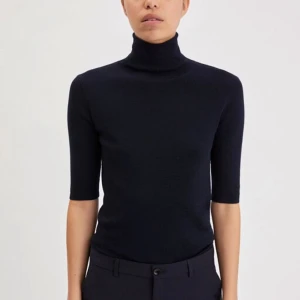 Polo från Filippa K  - Säljer denna polo men i färgen på andra bilden! 