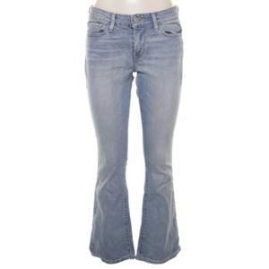  Skitsnygga Levis jeans i en bootcutmodell ljusblå tvätt, midwaisted. köparen står för frakten! Älskar dessa!!!  💛