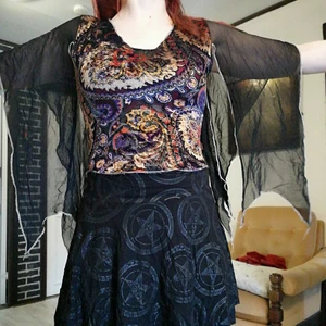 Färgglad top - Kläder från när jag var liten 😅Färgglad framsida svart jenomskinligt nät tyg bak till o fladriga armar eller vad man nu kallar doma storlek S men väldigt stretskift tyg märket är point