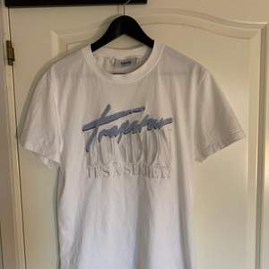 Snygg t-shirt från trapstar london. Cool logga. Endast använd några gånger. Storlek medium. Inga flaws. Sitter normalt 