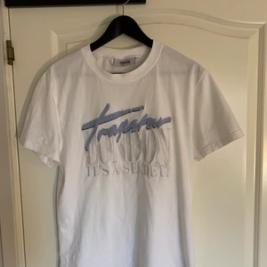 Trapstar t-shirt  - Snygg t-shirt från trapstar london. Cool logga. Endast använd några gånger. Storlek medium. Inga flaws. Sitter normalt 