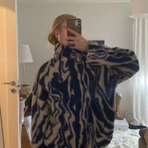 Fleecejacka -  Blå fleecejacka med zebra mönster från Monki💕 Knappt använd, skriv för fler bilder