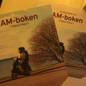 Mopedböcker! - Säljer moped klass 1 boken och arbetsbok. Bra skick, arbetsboken är skriven i, men kan ändå vara användbar