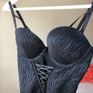 Snygg topp! - Svart topp! Man kan skustera storlek smart dra I snören på framsidan ifall man skulle önska mer push!