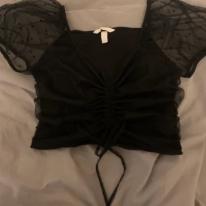 Topp från hm - Jättefin Sommartopp och fetstopp, i bra skick. Först i kvarn så ingen budgivning och köparen står för frakten 💕💕